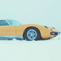 Este vídeo de un Lamborghini Miura en la nieve de los Alpes italianos es probablemente lo más bonito que verás hoy