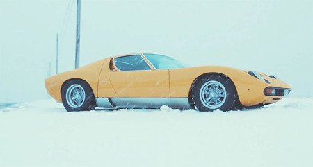 Este vídeo de un Lamborghini Miura en la nieve de los Alpes italianos es probablemente lo más bonito que verás hoy