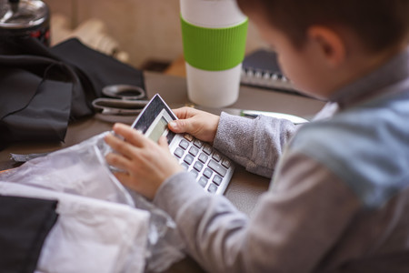 Ni un descuido: las pilas de botón son un peligro para los niños