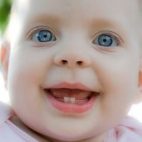 Bebés que nacen con dientes: los curiosos dientes natales y neonatales 