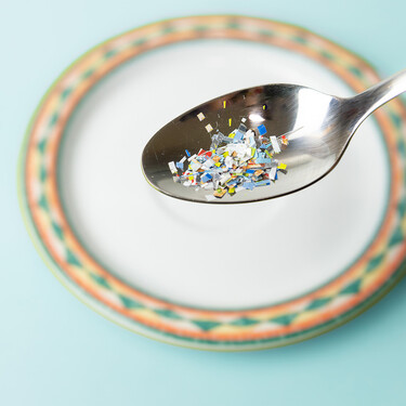 Cómo reducir el consumo de microplásticos, según una ingeniera medioambiental: los hay hasta en la sal