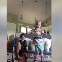 "¡Estoy caminando!": la alegría desbordada de una niña con parálisis cerebral dando sus primeros pasos, te emocionará