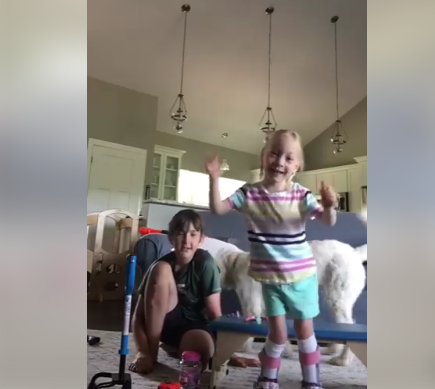 "¡Estoy caminando!": la alegría desbordada de una niña con parálisis cerebral dando sus primeros pasos, te emocionará
