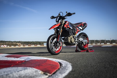Ducati Hypermotard 698 Mono 2024 131