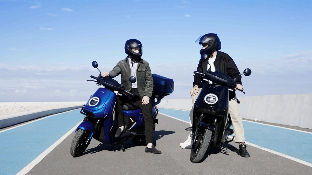 NIU MQi GT: un scooter eléctrico que sube a 90 km de autonomía y válida para el Plan Moves III, por 4.599 euros