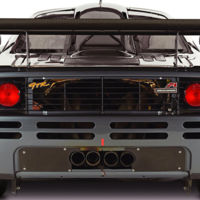 ¿Sabías que el McLaren F1 montaba los pilotos traseros de un autobús? 