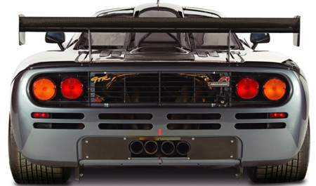 ¿Sabías que el McLaren F1 montaba los pilotos traseros de un autobús?