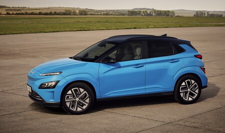 El Hyundai Kona Electric se lava la cara y recibe más equipamiento tecnológico para los mismos 484 km de autonomía