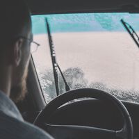 "Los misiles que destruyen Ucrania se compran con la gasolina de los coches europeos": la UE y su dependencia de Rusia