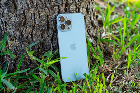 Llevo tres semanas usando un iPhone 13 Max después de defender los móviles pequeños durante años: estas son mis conclusiones