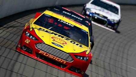Joey Logano arrasa en Michigan y se estrena con Penske
