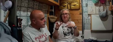 Con una piscina hinchable por ducha y durmiendo en una cama plegable: han encontrado la felicidad en los 5 m² de su camper 