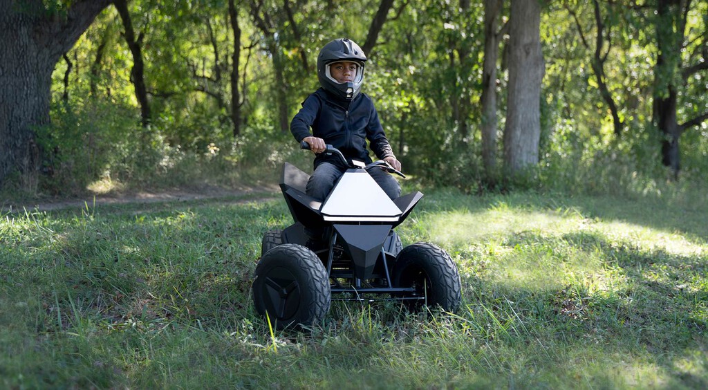Tesla sigue sin vender la Cybertruck, pero ahora lanzó una cuatrimoto eléctrica para niños y niñas inspirada en la camioneta: así es Cyberquad 