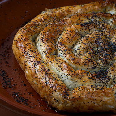 Receta de borek turco, una empanada rellena de queso feta y espinaca