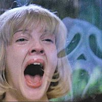 'Scream' sigue teniendo uno de los mejores inicios del cine de terror 29 años después. Su guionista explicó cómo lo hicieron