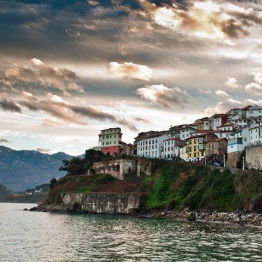 El precioso pueblo de Asturias en el que se come de Guía Michelin y con las vistas más espectaculares al mar