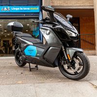 BMW y Cooltra ponen en marcha un servicio de motos eléctricas compartidas que pueden ir por autopista