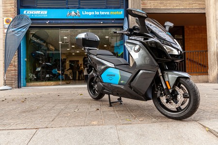 BMW y Cooltra ponen en marcha un servicio de motos eléctricas compartidas que pueden ir por autopista