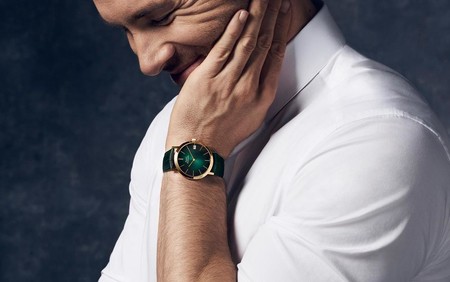 Verde como nuevo negro: los relojes de verano se tiñen de tonos militares y esmeralda