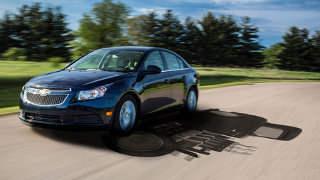 El Chevolet Cruze Clean Turbo Diesel compara su par máximo con un Camaro Z28 del 72