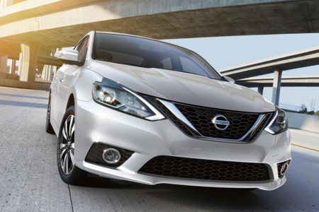 Video: te costará trabajo creer que esta espectacular persecución es estelarizada por…¡un Nissan Sentra!