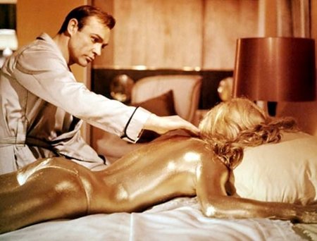 Si nos pintáramos todo el cuerpo con pintura dorada ¿nos pasaría lo mismo que a la chica de 'Goldfinger'?