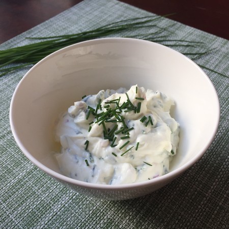 Dip cremoso de queso crema con anchoas y cebollín. Receta fácil para picar mientras ves la tele