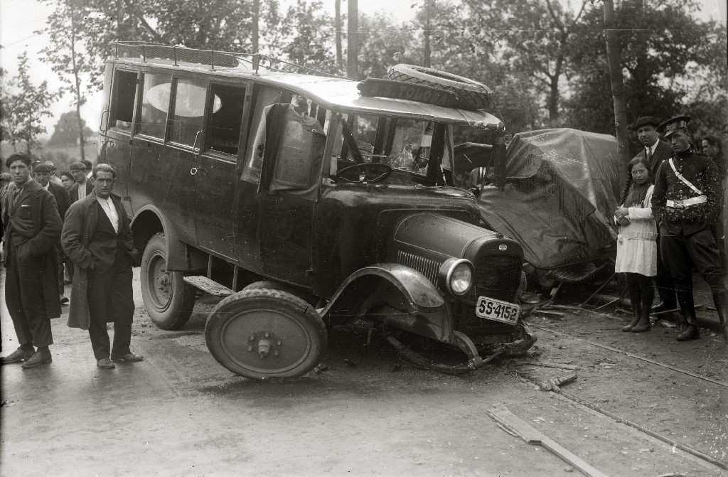 Accidente De Trafico Entre Un Autobus De Transporte Publico Y Un Automovil 1 De 4 Fondo Car Kutxa Fototeka