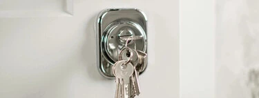 Cómo abrir la puerta de casa con la llave puesta por dentro en la cerradura, sin llamar al cerrajero 