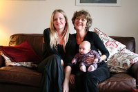 Una abuela da a luz a su nieto