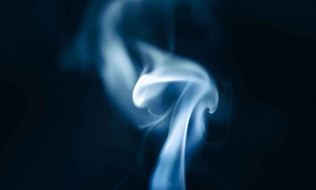 Humo azul en el escape de tu coche