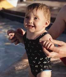 Disfrutar con el bebé en la piscina