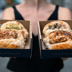 Ni pizza ni empanada: así es Tino, el híbrido que está cautivando a la ciudad de Barcelona 