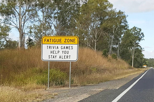 Para evitar dormirte, en esta carretera de Australia te desafía con preguntas de Trivial 