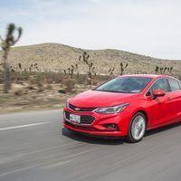 Trump amenaza a General Motors por fabricar el Cruze en México (aunque exporte muy pocos)