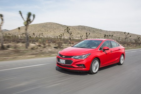 Trump amenaza a General Motors por fabricar el Cruze en México (aunque exporte muy pocos)