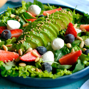 Ahora que las fresas están a tope, nada mejor que meterlas en una ensalada con queso y aguacate: tan saludable como deliciosa