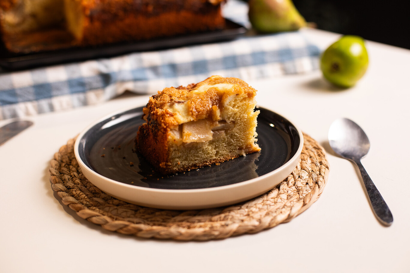 Pastel multicapas de pera y streusel crujiente