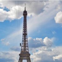 Si apuras aún puedes lanzarte en tirolina desde la Torre Eiffel 