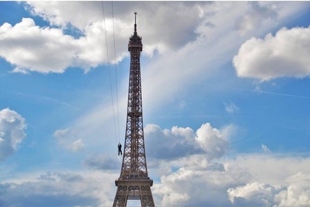 Si apuras aún puedes lanzarte en tirolina desde la Torre Eiffel 