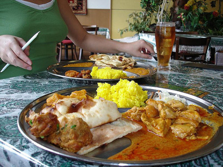 ¿Comer en la noche hace que subas de peso?...y otros mitos de la alimentación
