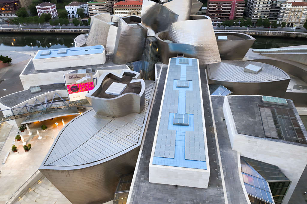 Instalar paneles solares en el Museo Guggenheim de Bilbao era un reto: había que encontrar las placas perfectas