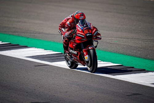 Pecco Bagnaia resiste los ataques de Maverick Viñales para comprimir MotoGP antes los problemas de los líderes