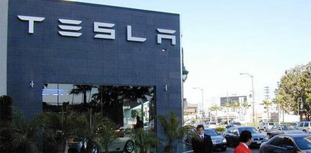 Tesla inaugura su primer concesionario y entrega las primeras unidades