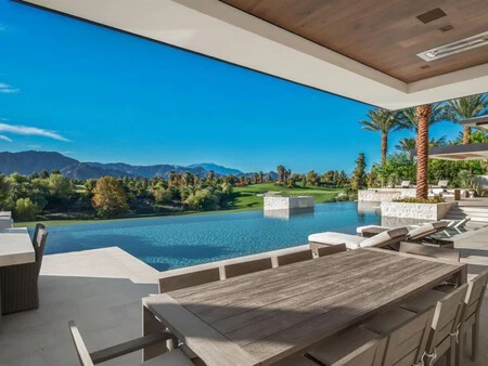 ティム・クックの家の庭の一部 (画像: California Desert Association of Relators)