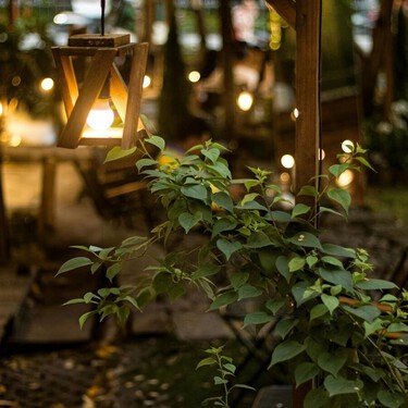 Tres lámparas solares de Ikea perfectas para iluminar terrazas pequeñas sin necesidad de enchufes