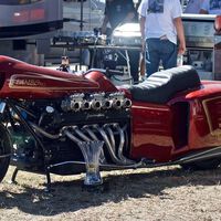 A este jubilado le regalaron el motor V12 de un Lamborghini, y se le ocurrió crear la moto más bizarra de la historia