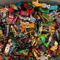 Pagó 21 euros por una vieja caja en un mercadillo y se vio con 690 Hot Wheels valorados en algo más de 700 euros