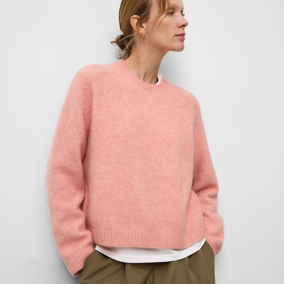 Adolfo Dominguez
Jersey de mujer corto con cuello caja