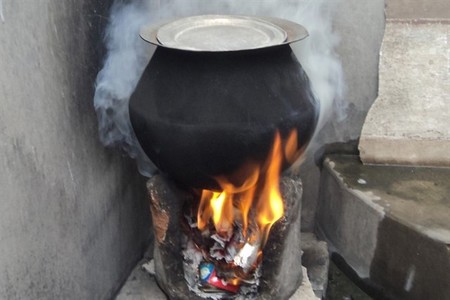 Un problema ambiental en India: los hornos de paja y estiércol